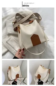 Détails du sac seau crème avec bordure marron et texture en similicuir grainé