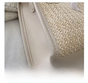 Détail de la texture en paille tressée avec bordure en cuir beige et double couture