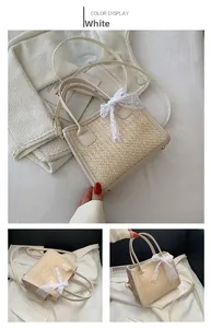 Détail du petit sac carré tissé avec rubans de dentelle blanche et bordure en cuir beige