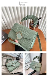 Détail du sac à main vert croco avec poignée froncée unique et fermoir doré chic