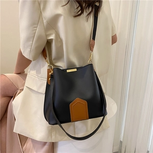 Sac Seau Pour Femmes Cuir PU Couleur Contrastée Sac À Bandoulière Avec Large Sangle Quincaillerie Dorée Tendance