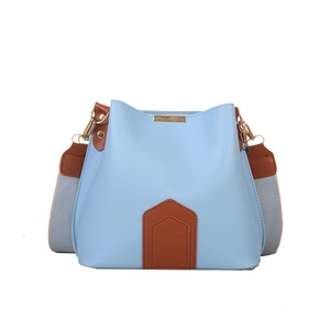 Sac seau bleu clair à la mode avec patchwork marron et large bandoulière en tissu