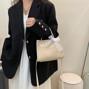 Sac à main chic en paille tissée avec nœuds en dentelle blanche et bandoulière
