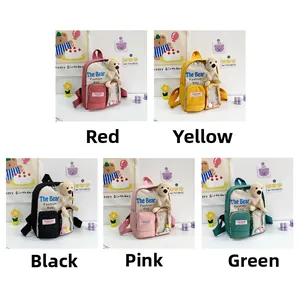 Dettaglio di cinque opzioni di colore per zaini alla moda per bambini con ciondolo orso