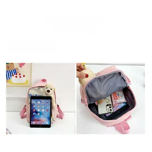 Scomparti interni dello zainetto rosa per bambini con spazio per tablet e accessori