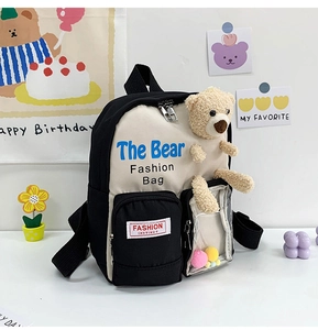 Dettaglio dello zaino bimbi bicolore con orsetto di peluche e tasca trasparente