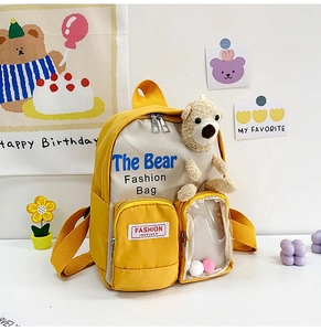 Dettaglio zaino per bambini giallo con orsetto di peluche e tasca in PVC