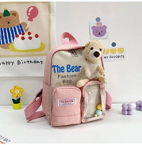Dettaglio zaino per bambini rosa e bianco con orsetto e tasca trasparente decorativa