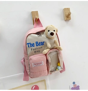 Dettaglio dello zaino rosa per bambini con orsetto di peluche e toppa fashion instinct