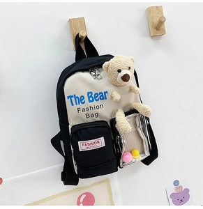 Dettaglio zaino per bambini con orsetto di peluche e tasca in PVC trasparente