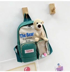 Dettaglio dello zaino per bambini bicolore con orsetto di peluche e tasca trasparente