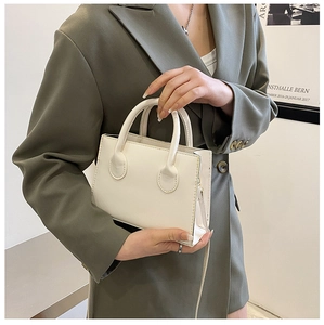 Vue détaillée du sac à main structuré en similicuir blanc avec deux poignées pour femmes
