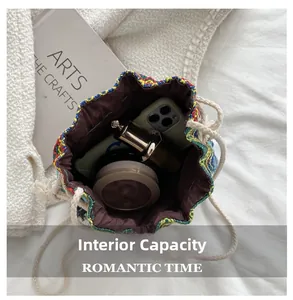 Capacité interne du sac seau brodé style ethnique avec téléphone et cosmétiques