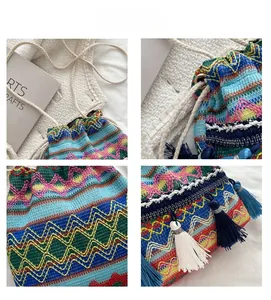 Détails d'un sac seau bohème tissé avec motifs géométriques colorés et décor de pompons