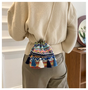 Sac seau ethnique avec motifs brodés colorés et glands bleus décoratifs pour femmes