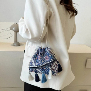 Détail du sac seau bohème avec motif jacquard géométrique et glands à franges colorés