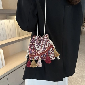 Sac seau de style ethnique avec pompons colorés et motifs jacquard sophistiqués