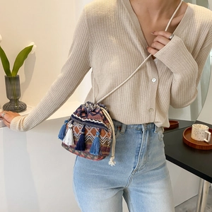 Sac seau tissé bohème avec motifs géométriques et pompons à franges en bandoulière