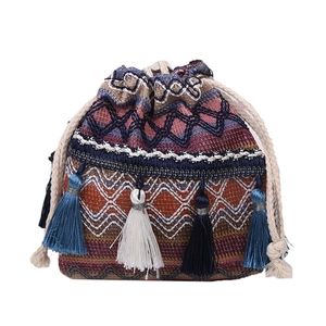 Sac seau ethnique en maille avec motifs géométriques et pompons style bohème