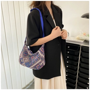 Détail du sac fourre-tout jacquard géométrique avec une bandoulière en nylon bleu vif