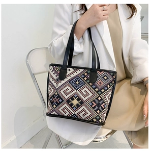 Detail van het etnische geometrische weefpatroon op de shopper met leren hengsels