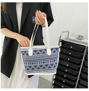 Etnische shopper met geometrisch patroon op model voor een modieuze vrijetijdslook