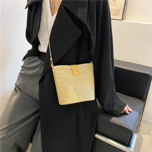 Stro emmertas met gele lederen flap en gouden ketting schoudertas voor dames