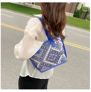 Outdoor straatfoto van een grote bohemian tote bag met kleurrijke geometrische patronen