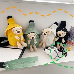 Detalle de bolsos cruzados infantiles de colores con osito de peluche y puerto para cascos