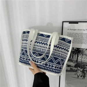 Canvas draagtas met geometrisch etnisch patroon en witte lederen handvatten, grote capaciteit