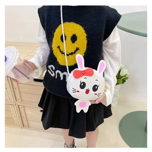 Detalle del lindo bolso bandolera de conejo blanco para niñas con lazo rojo en modelo