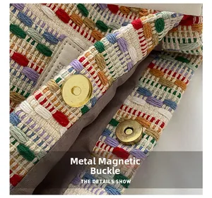 Dettaglio di borsa tessuta colorata con chiusura magnetica dorata di alta qualità