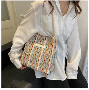 Dettaglio della borsa tote colorata in tessuto con etichetta in pelle FASHION & BAG