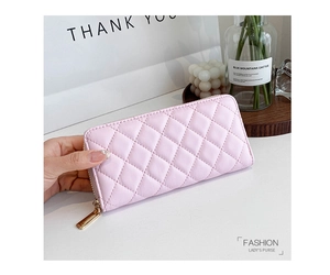 Dettaglio di un portafoglio trapuntato in pelle PU rosa chiaro con cerniera dorata