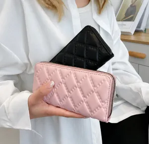 Dettaglio dei portafogli lunghi trapuntati rosa e neri con chiusura a cerniera
