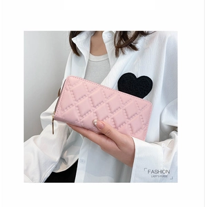 Dettaglio del portafoglio lungo in pelle PU rosa trapuntata con cerniera dorata
