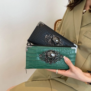 Pochette alla moda in finta pelle di coccodrillo con teschio e rilievo floreale in metallo