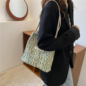 Borsa tote intrecciata verde e beige con spalline in pelle per l'uso quotidiano da donna