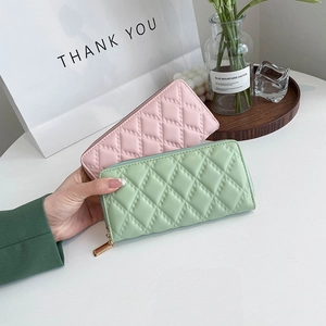 Elegante portafoglio lungo trapuntato da donna in rosa e verde chiaro con cerniera