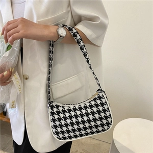 Klassieke zwart-witte houndstooth onderarmtas met een stijlvol halve maan silhouet