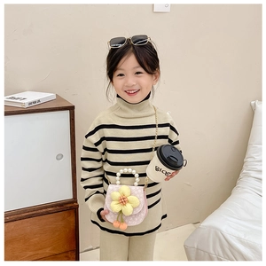 Détail d'un mini sac selle rose avec fleur jaune et poignée en perles pour fille