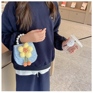 Détail du mini sac selle en dentelle bleue avec fleur jaune et poignée en perles