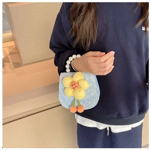 Détail du mini sac selle pour enfants avec anse en perles et fleurs en relief