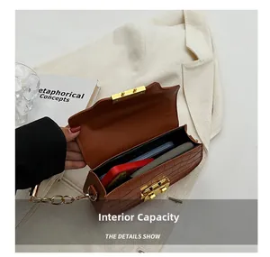 Détail de l'intérieur du sac à main marron à motif pierre avec espace pour smartphone