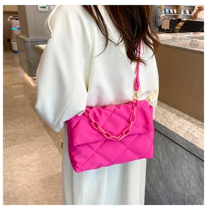 Sac bandoulière rose matelassé avec grosse chaîne acrylique et fini brillant