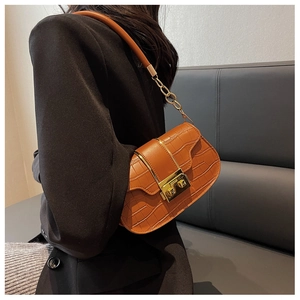 Sac sous le bras marron à motif crocodile en similicuir avec boucle dorée élégante