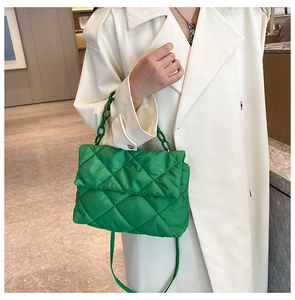 Détail du sac cabas en nylon matelassé vert vif avec chaîne épaisse en plastique et bandoulière