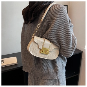 Détail du sac selle en cuir PU blanc cassé avec motif crocodile et boucle dorée