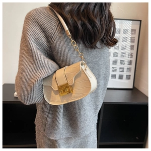 Détail du sac selle blanc crème avec motif crocodile et fermoir en métal doré