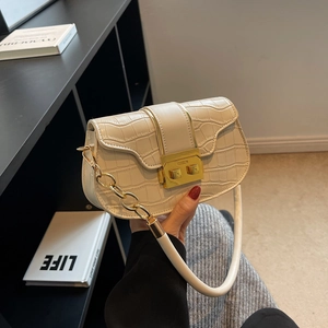Sac selle chic crème à motif crocodile avec fermoir doré et bandoulière chaîne pour femme